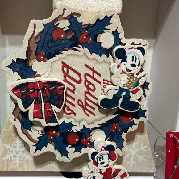 Disney Musical Figure - Mickey and Friends Walt’s Holiday Lodge NWT - Picture 7 of 10